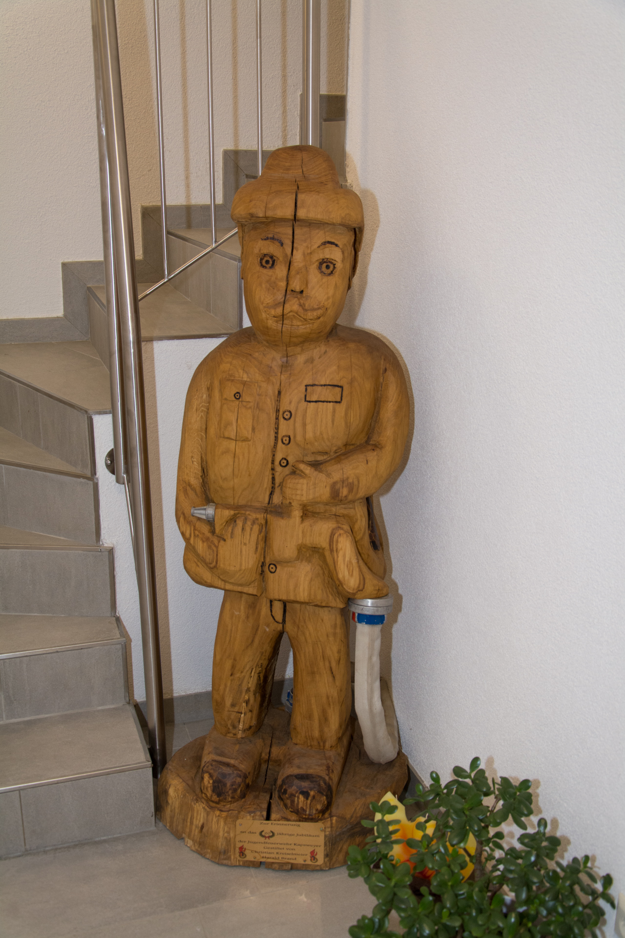 Treppenhaus mit geschnitzer Figur